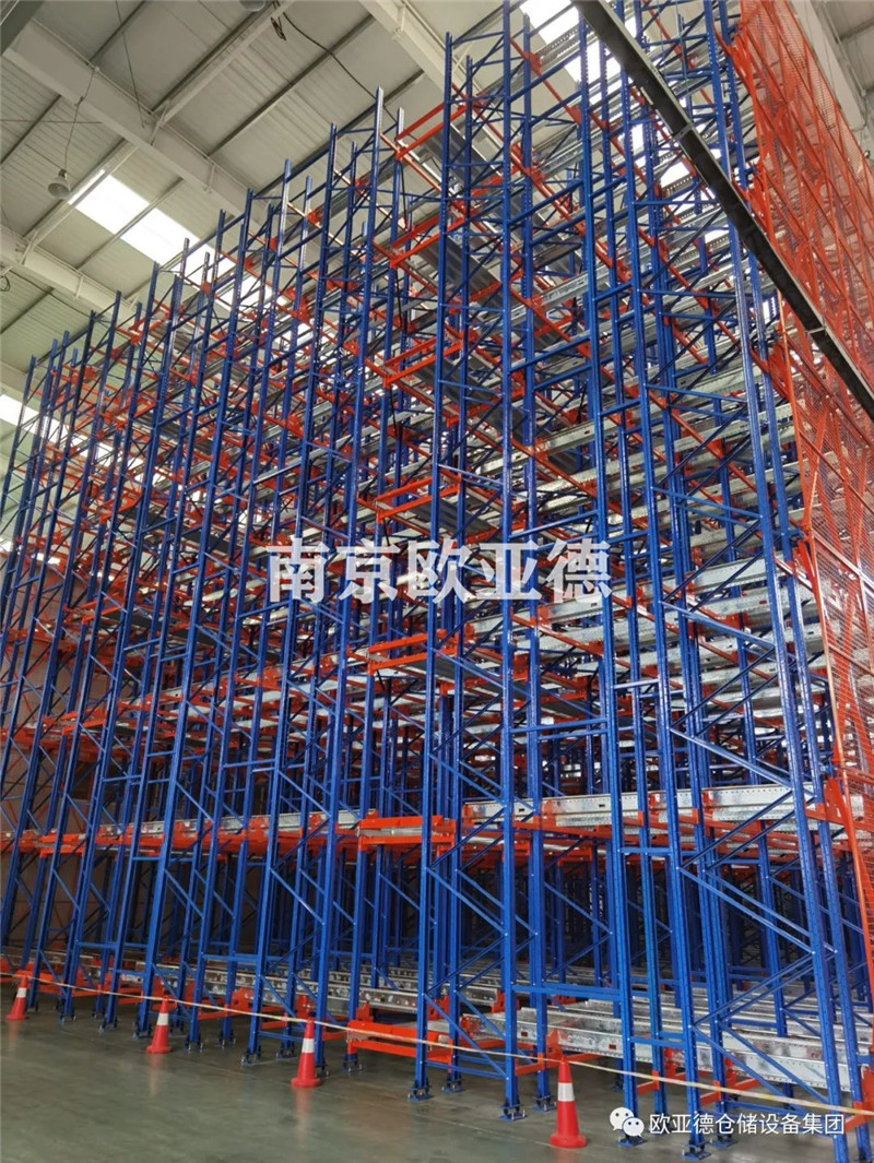 四向穿梭車